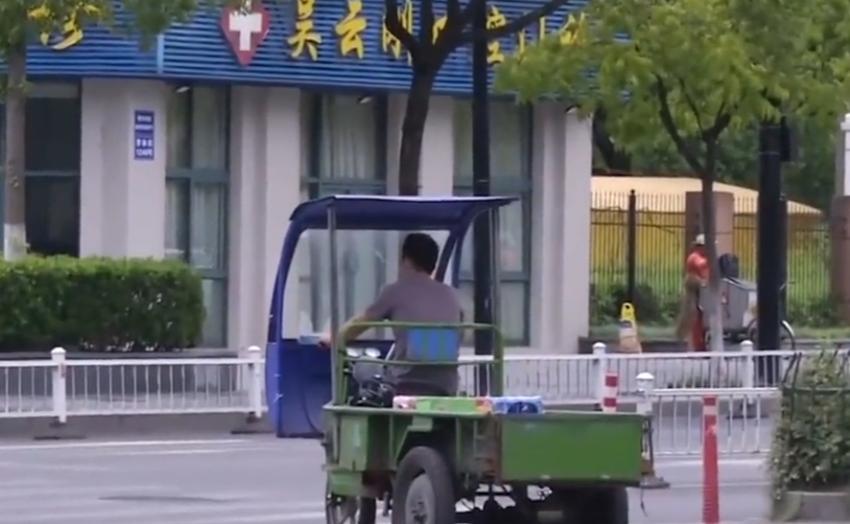 快递员撞奔驰车后续,送快递撞了车公司给赔钱吗