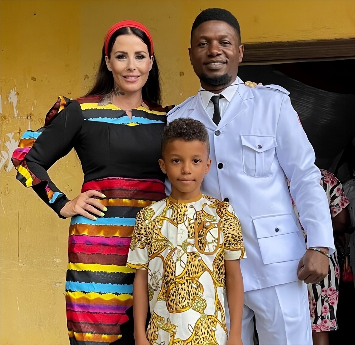 2016年,那个被白人美女喂水喝的2岁非洲小男孩,后来怎么样了?