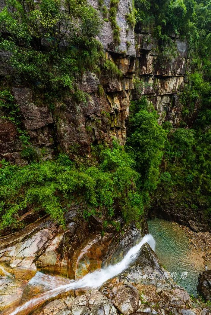 户外徒步登山赏冰瀑,广东户外徒步登山风景最美