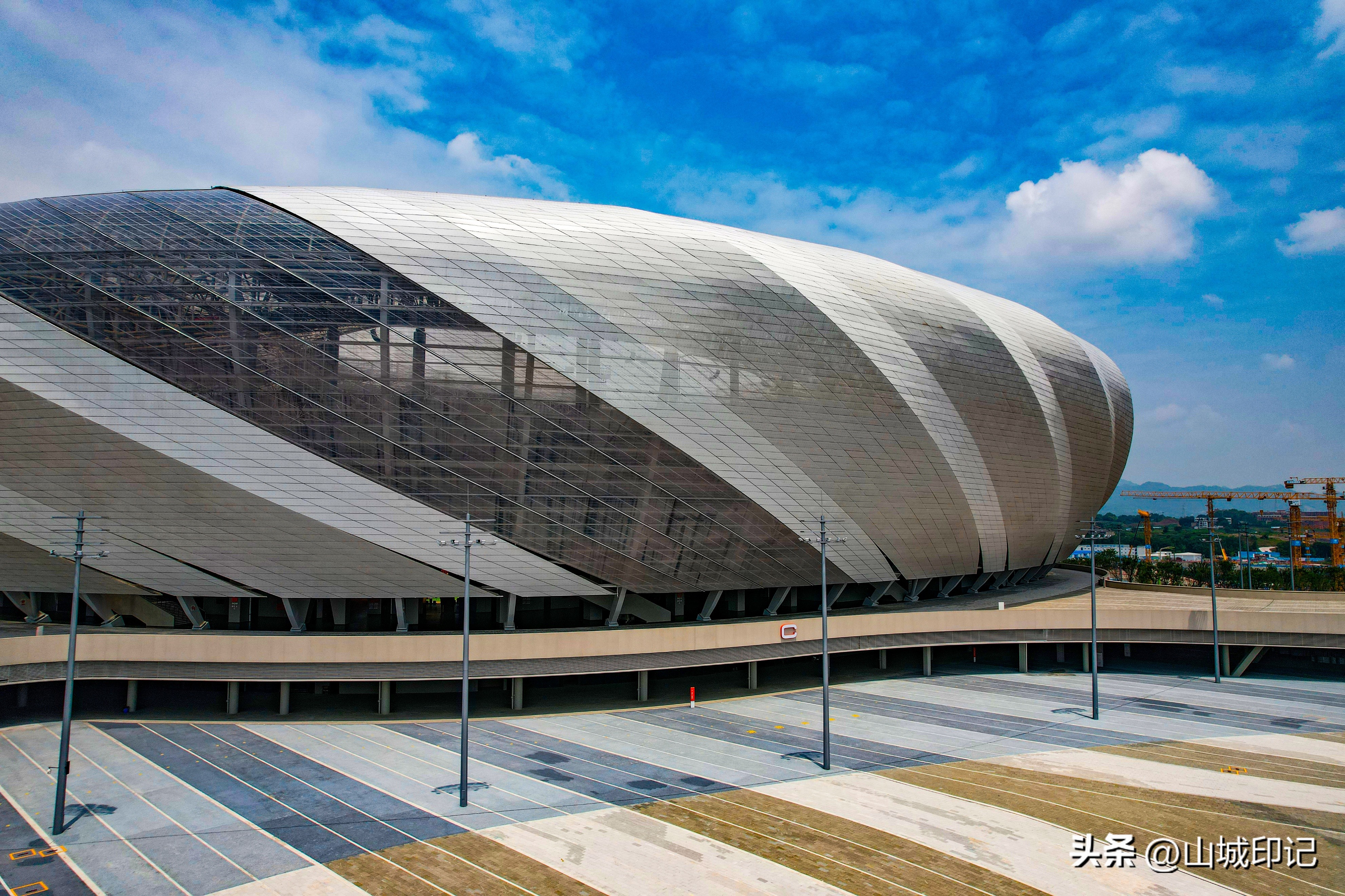 龙兴足球场是重庆首个专业足球场,龙兴足球场演唱会看台最好位置