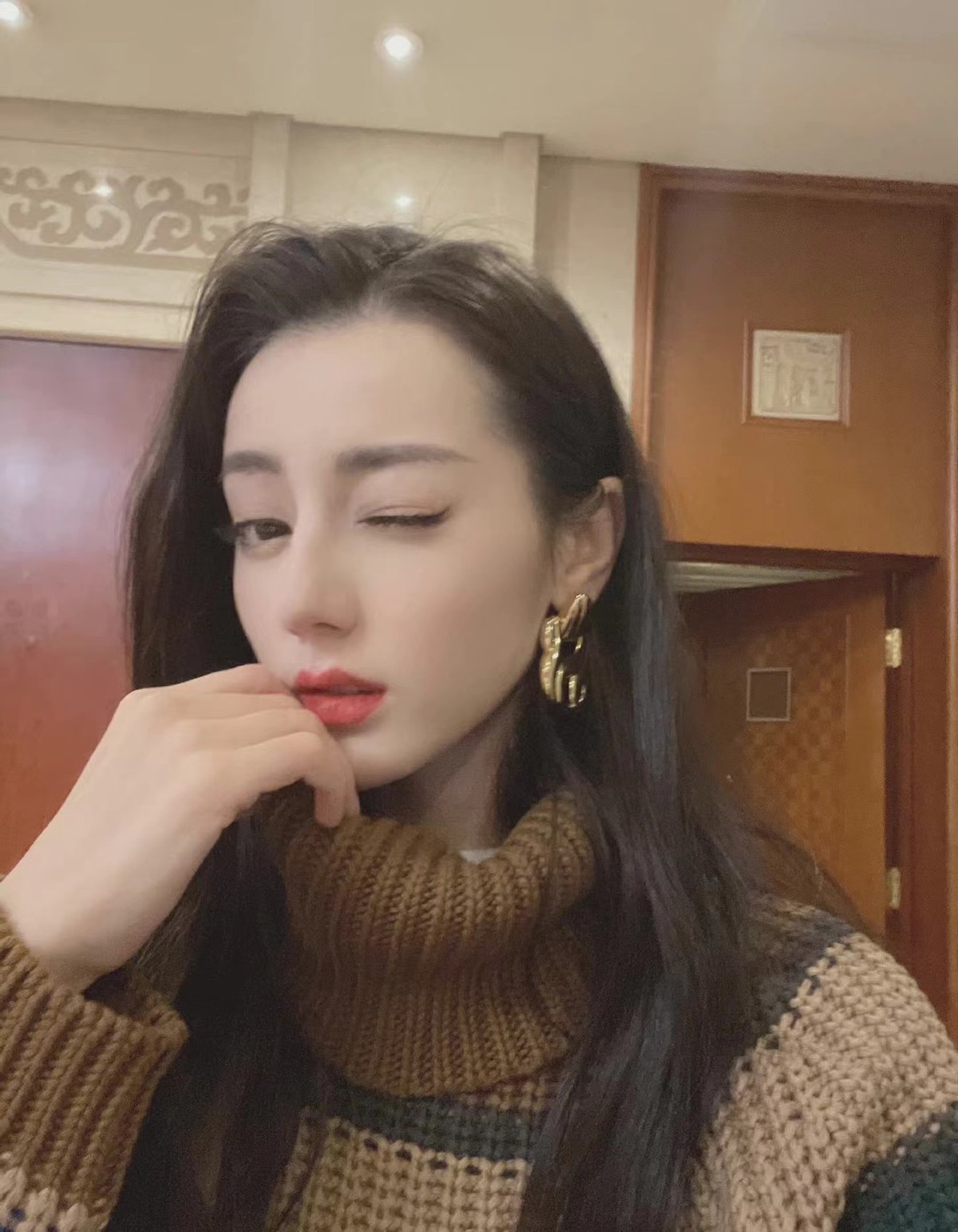 热巴元宵节造型可爱爆棚！穿高领卡通毛衣变芭比娃娃，脸太小了