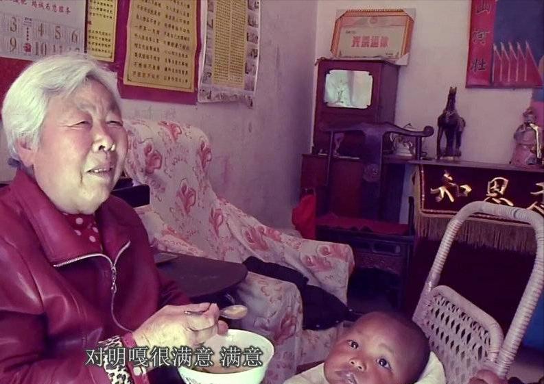 非洲19岁女孩远嫁河南48岁离异农民，生俩混血儿：在中国我很享福