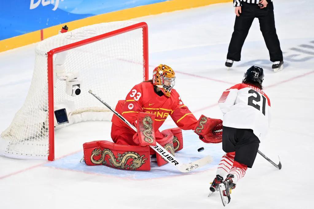 中国女冰门将连扑日本5球,中国女乒点球战胜日本