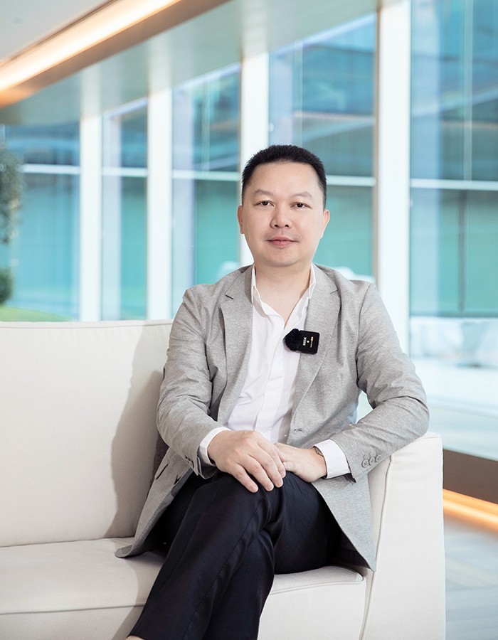 澳康达老板陈祥发接受媒体采访,澳康达老板陈祥发收藏的车在几楼