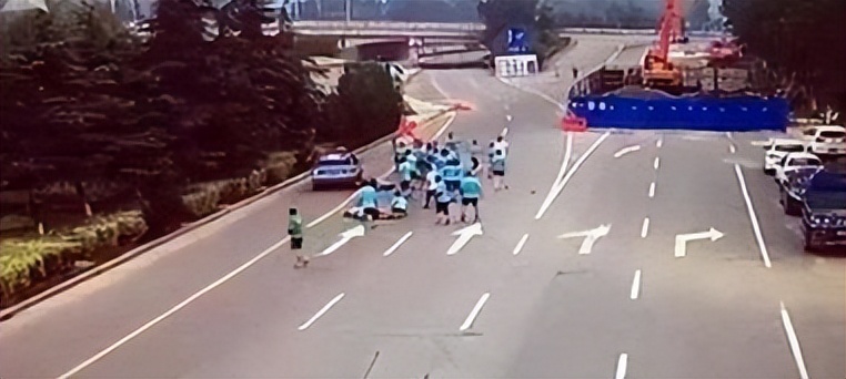 暴走团踢护栏后续,暴走团变打砸团