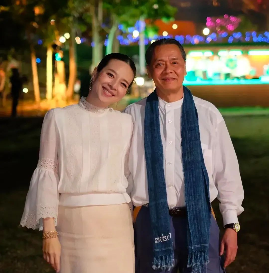 56岁泰国名媛：爱马仕随心背，带队打世界杯，还是泰王白月光？