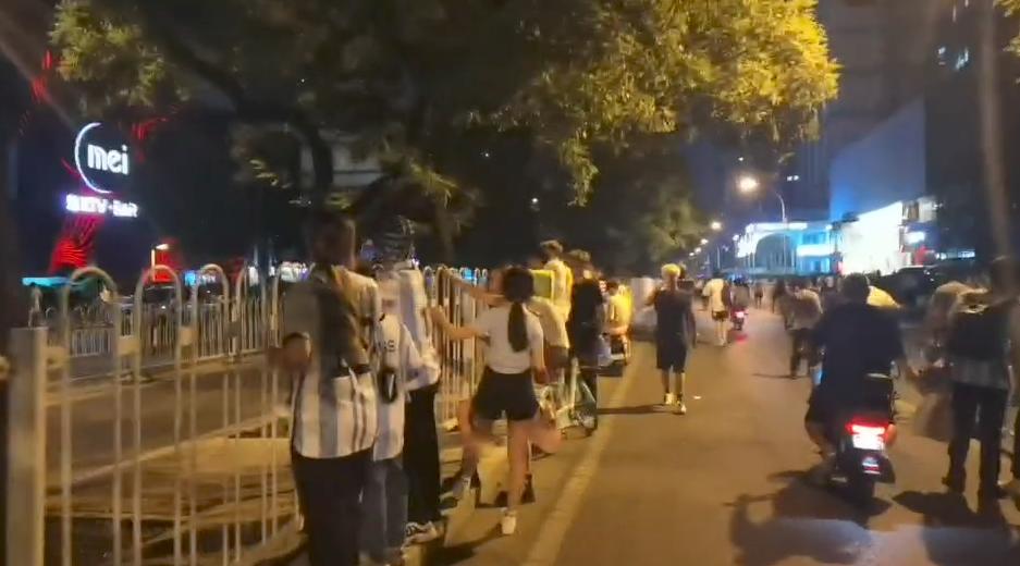 梅西进球球迷疯狂瞬间,梅西梅开二度现场球迷反应