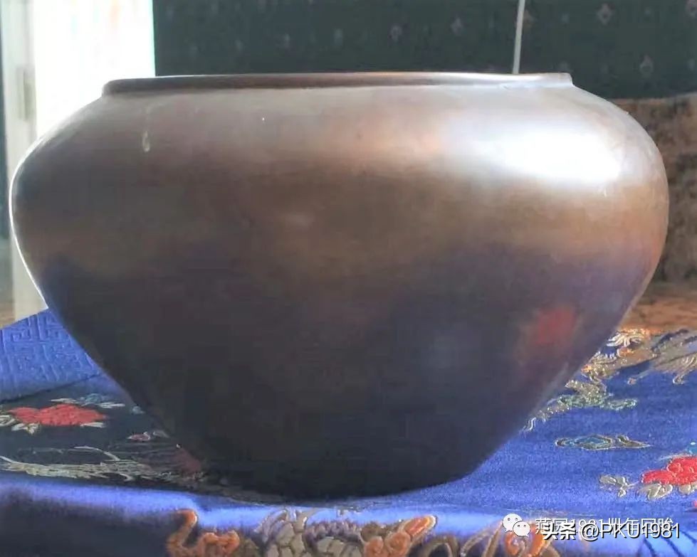 带底座铜香炉图片,带铜锈香炉