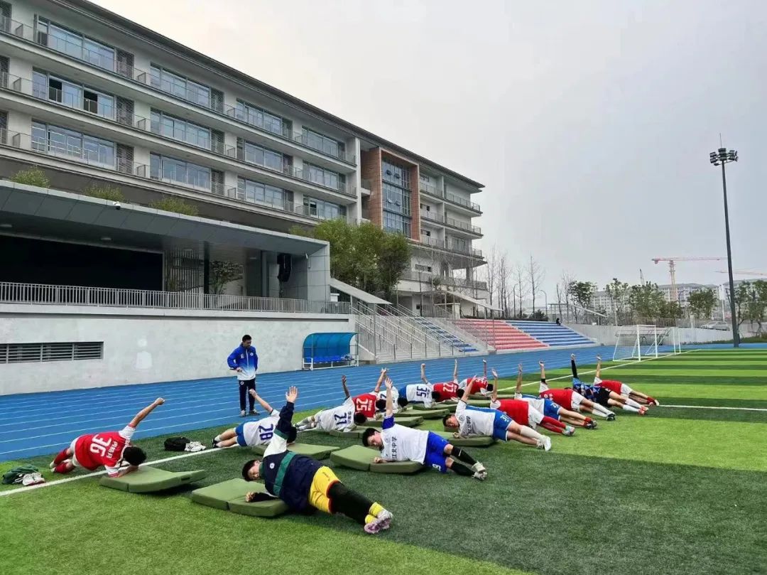 江北中学足球队在2023北碚区校园足球联赛中再夺中学组冠军