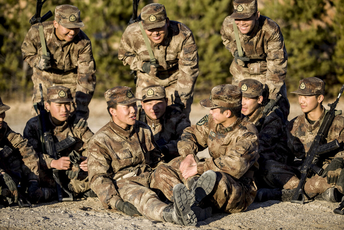 作为大学毕业生，在央企上班，选择当兵怎么样？可以这样考虑