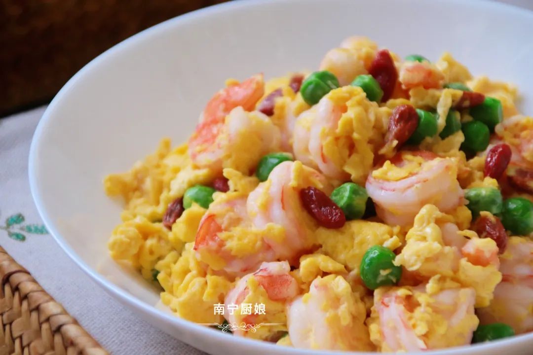 酒店式的滑蛋虾仁,五星级大酒店的滑蛋虾仁做法