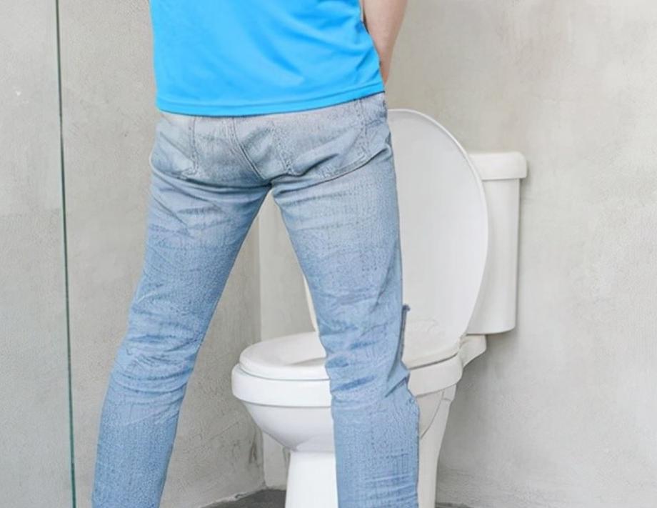 年轻人尿频还尿得多是什么原因,老年人尿频尿多正常吗