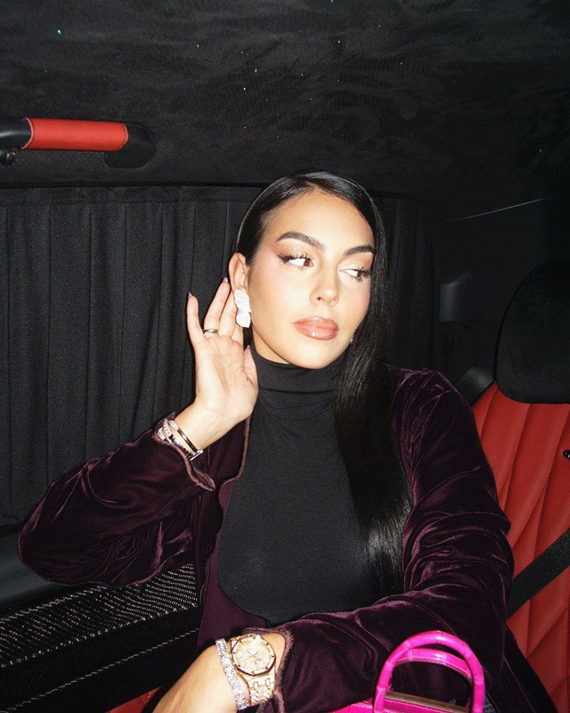 乔治娜在沙特的图片,乔治娜沙特造型