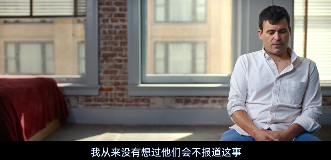 为了拍出这部荒谬的纪录片，他们陪着通缉犯一起逃亡