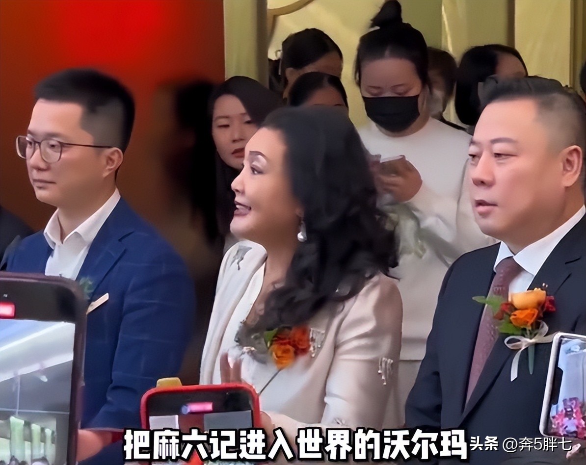 张兰带团队逛三里屯服装店，10万以下随便挑，还请吃麻六记