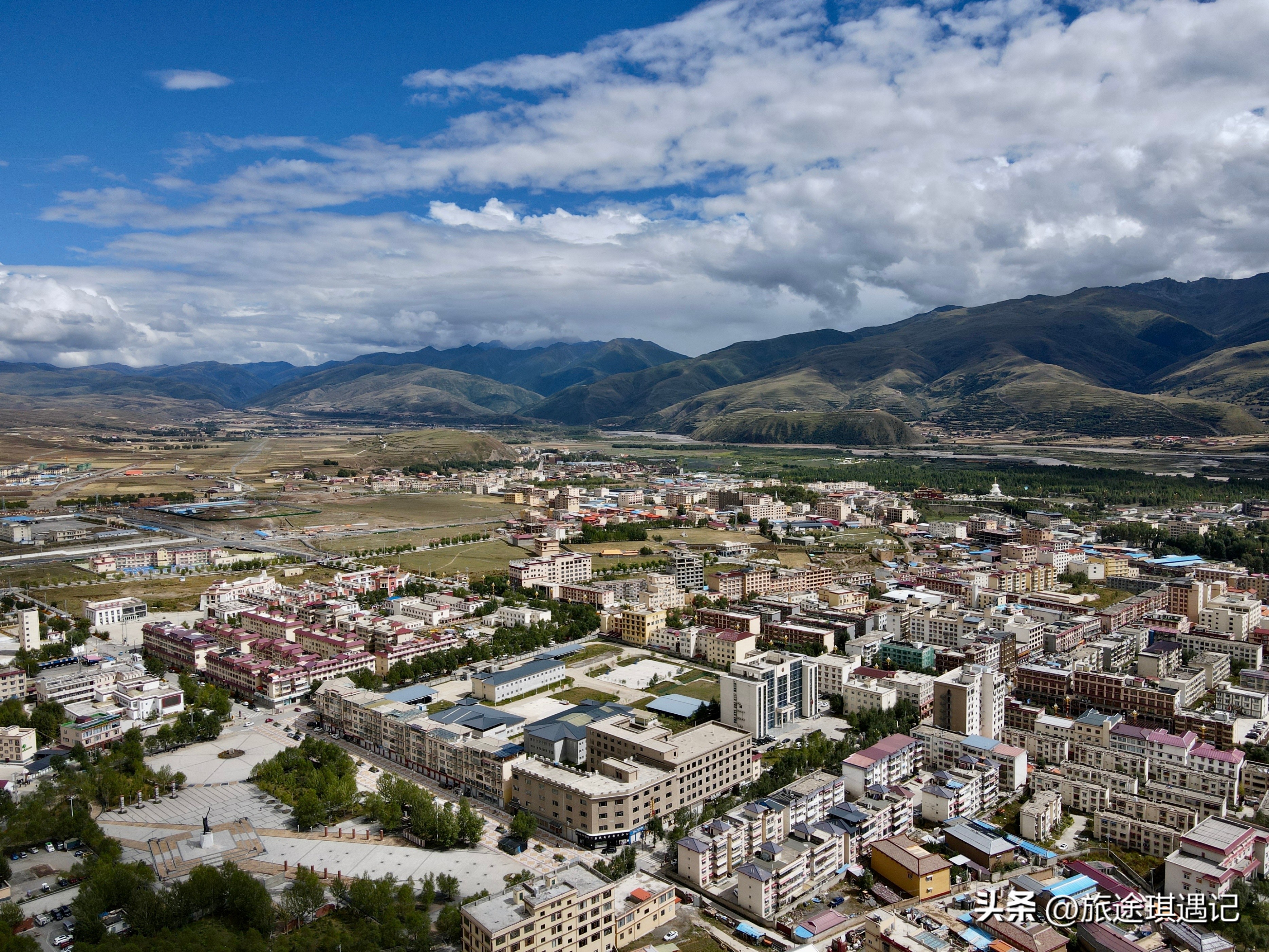 沿着317国道经过甘孜县格萨尔王城,317国道马尔康到甘孜县一路风光