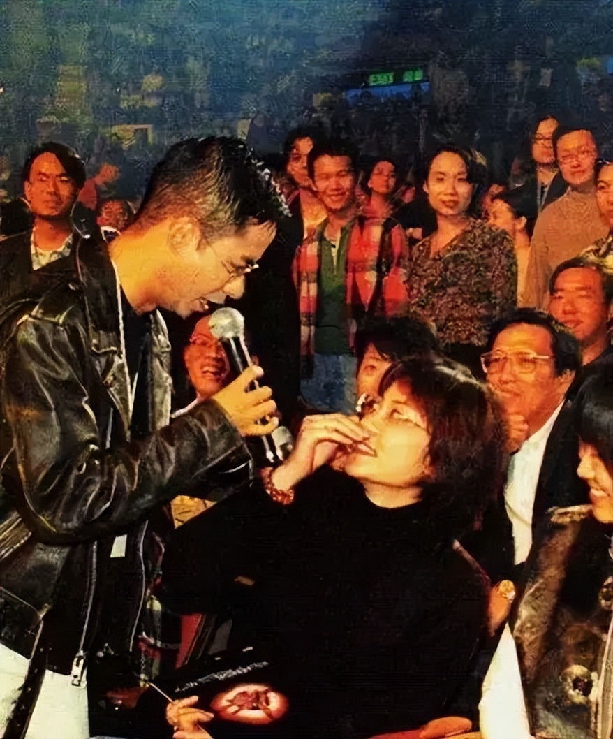 窦唯秃顶图片,窦唯从型男变邋遢大叔