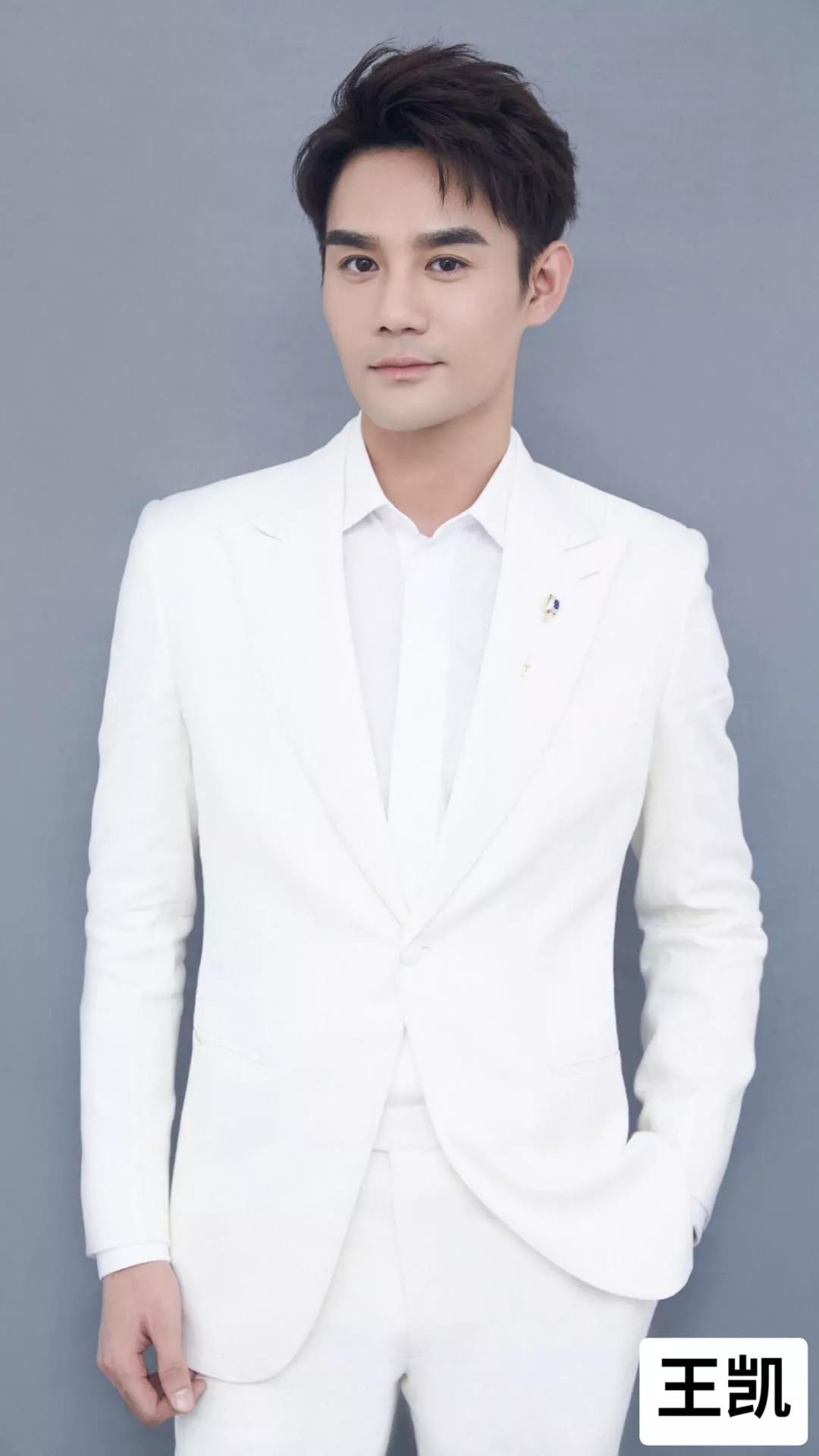 男明星穿白衬衫西装,男明星穿西装谁最好看