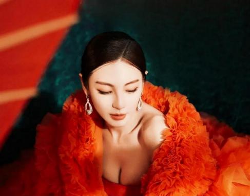 张雨绮身姿曼妙美到让人窒息,张雨绮惊艳写真动态