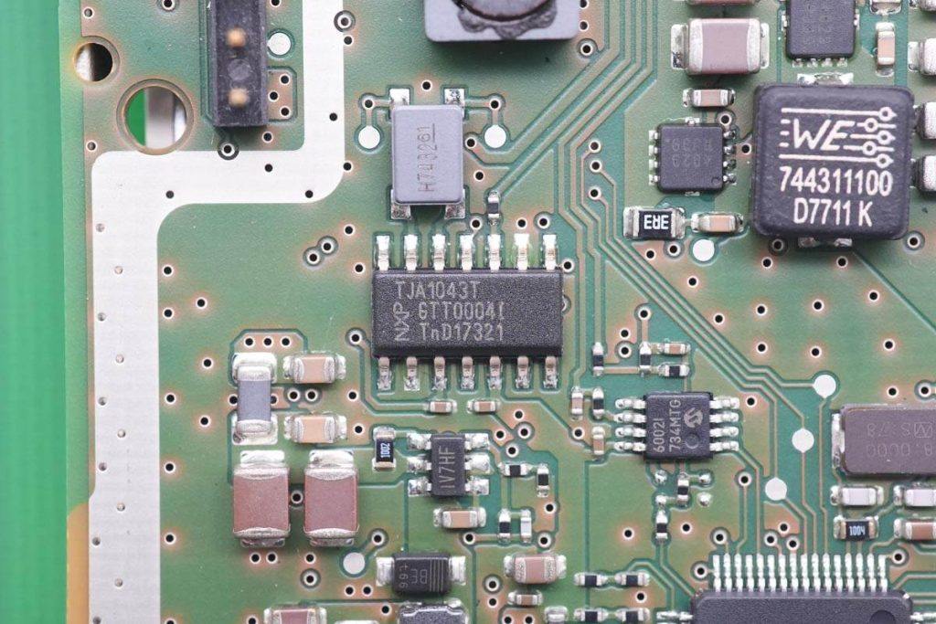 宝马5系无线充电拆解,宝马5系充电器怎么拆