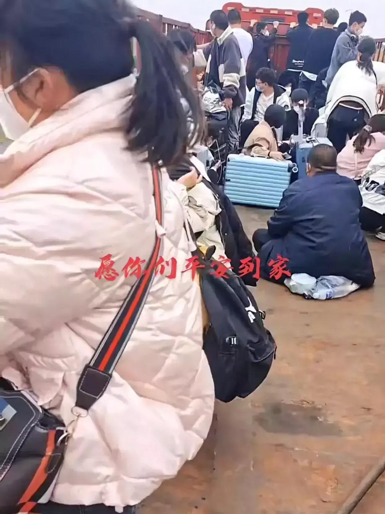 富士康大批员工徒步返乡，混乱现象是怎么造成的，听内部员工讲述