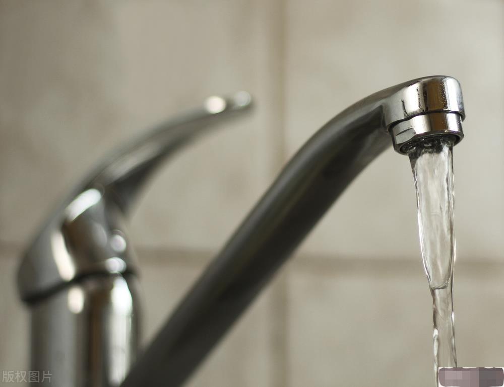 硫酸泼脸自救,硫酸泼到身上怎么自救