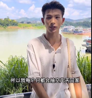 陆仙人每月都回老家，拍自己构思好的视频，骑电车上身直得像钢板