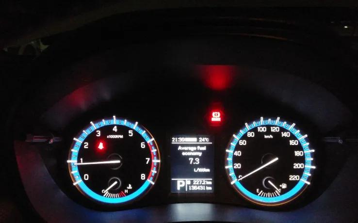 汽车油加得太满溢出来了怎么办,车油加多了怎么办