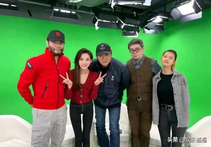 泳装模特大赛出道，逆袭成为“央视一姐”，连续两年主持央视春晚