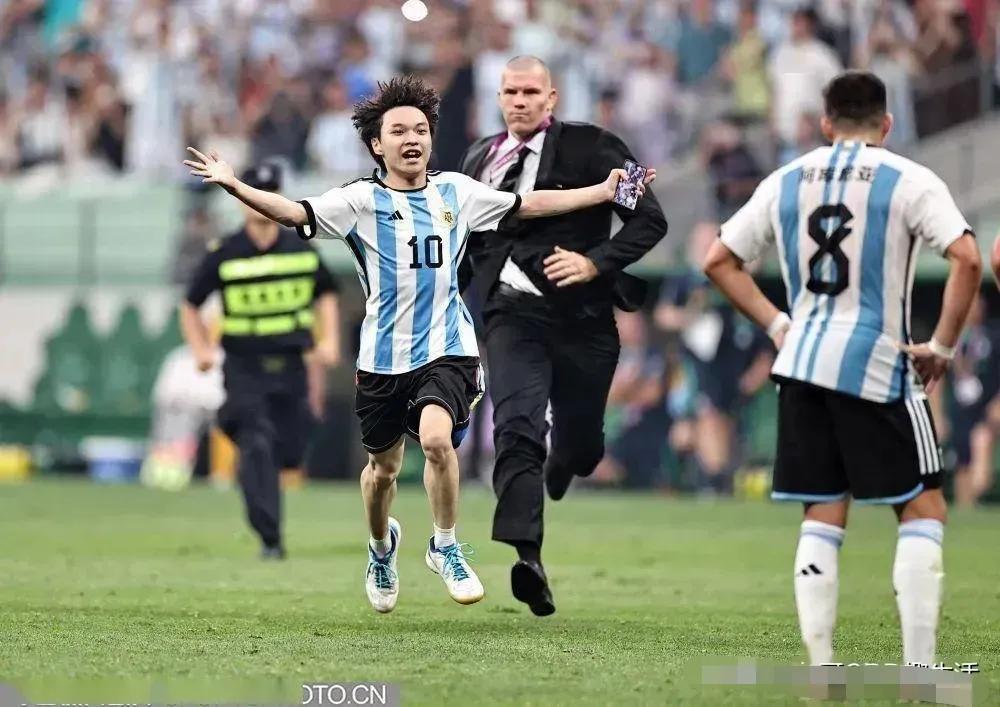 中国小伙合影梅西,中国少年拥抱梅西