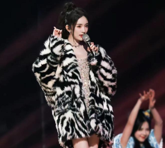 赵丽颖喝水事件恰似管中窥豹，映射多少女性“难以启齿”的秘密