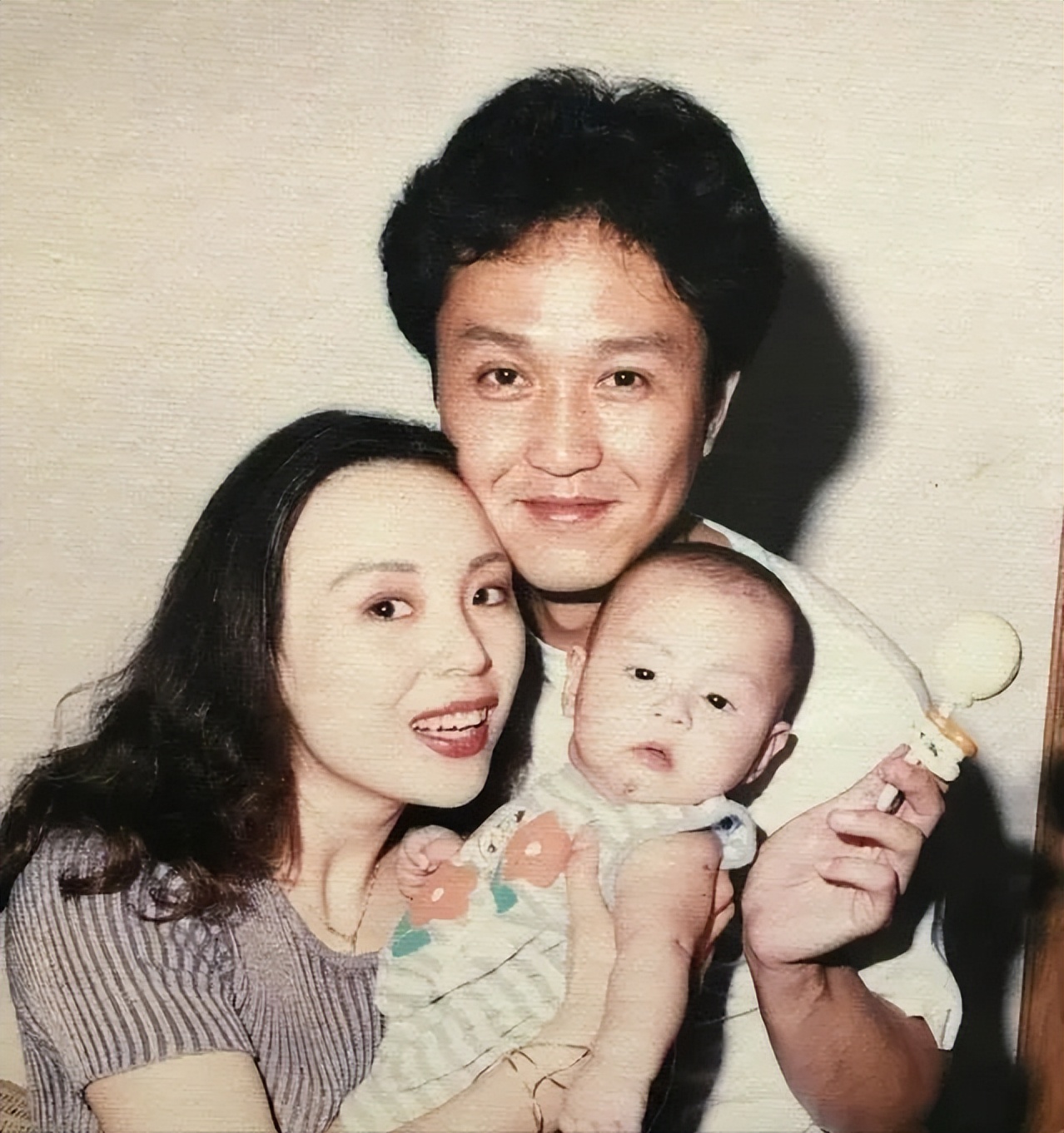 “达康书记”的妻子居然是她,用一盒冰淇淋俘获芳心,从校服到婚纱,结婚31年零绯闻