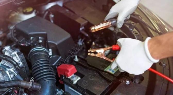 汽车电瓶每天都没电怎么弄,汽车电瓶彻底没电的解决办法