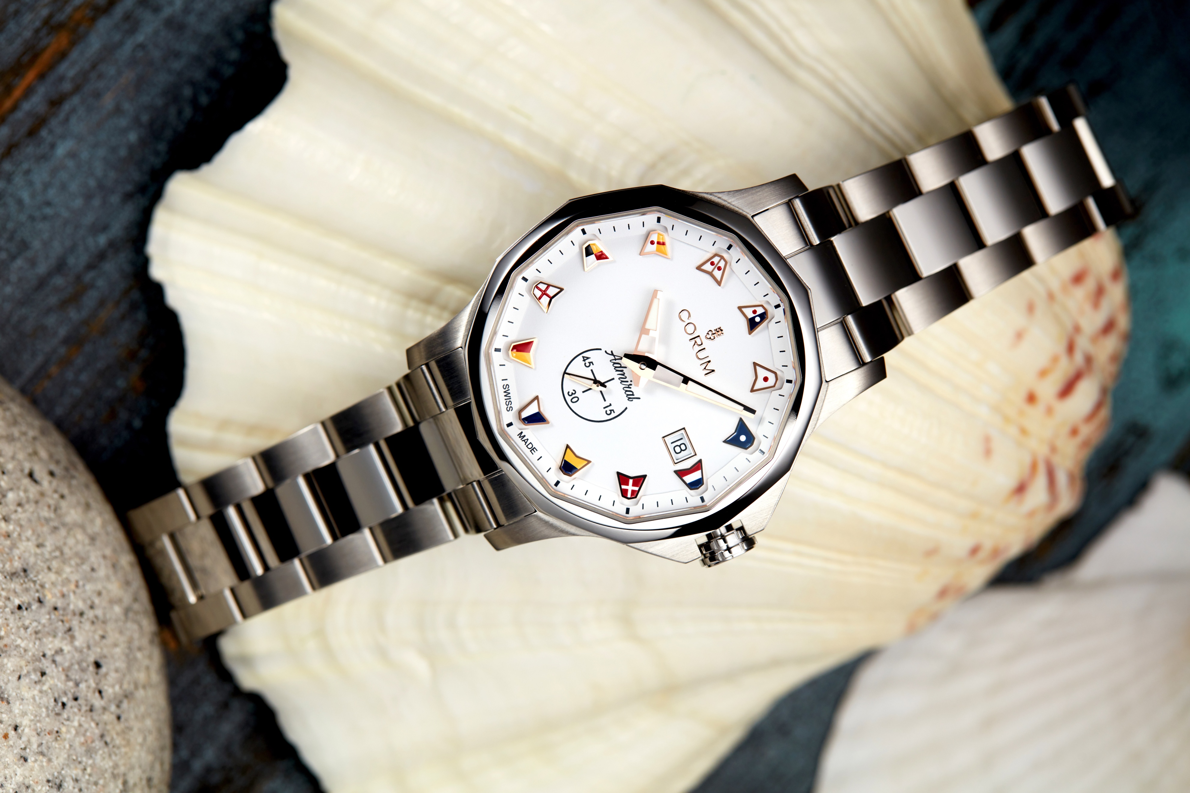 长假盼海?CORUM昆仑表打造“迷你海滩”