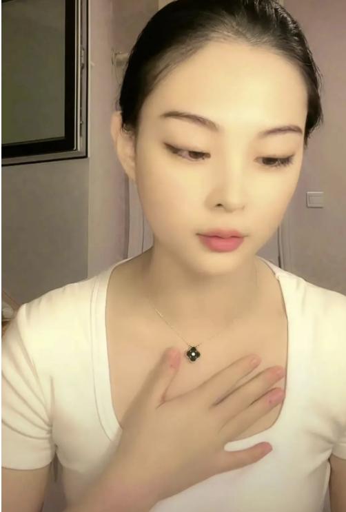 文文直播边跳边卖货，7000粉丝狂送礼！做直播，她比张兰有料