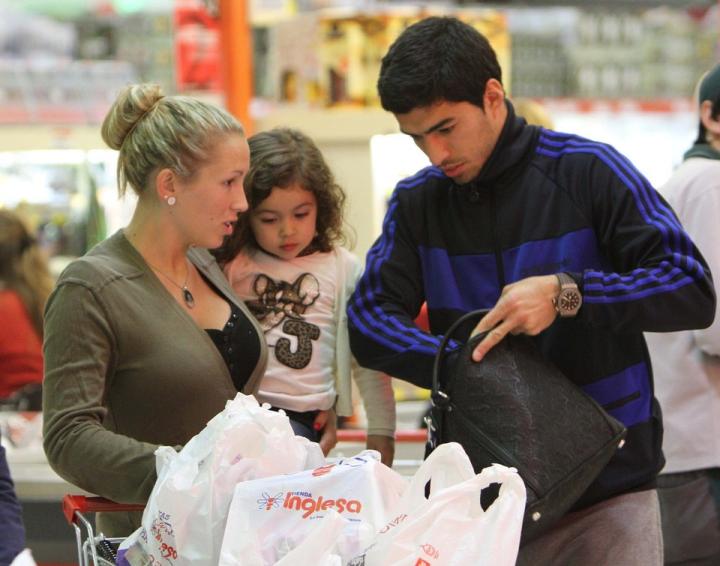 乌拉圭著名球星苏亚雷斯图文,乌拉圭球员苏亚雷斯简历