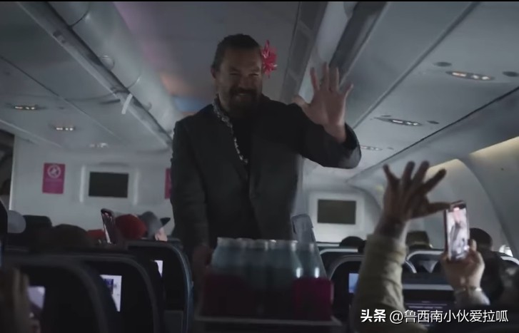 搭飞机遇见水行侠头戴鲜花变空姐，他亲自超贴心服务全机嗨翻