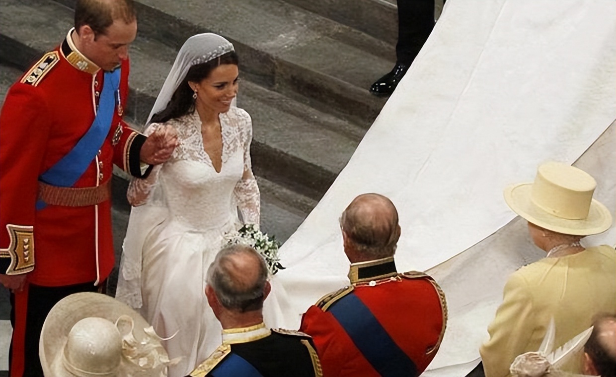 九十六张照片回顾英国女王的一生 (96张图看完英国女王的一生)