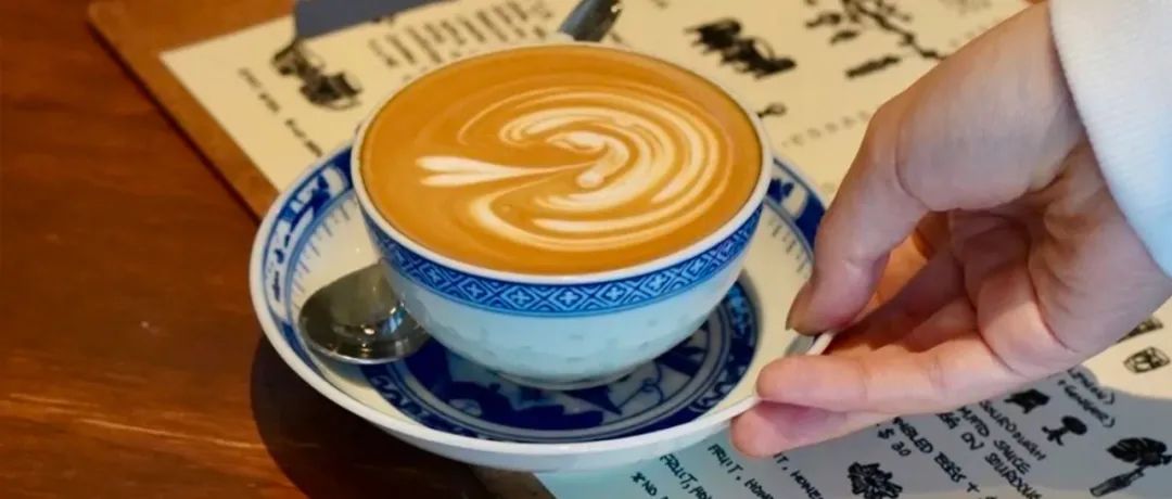 用500多个“古董杯”卖咖啡，香港这家神店，有一套独特玩法！