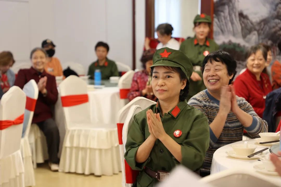 四川省德阳市东汽小学开展退休教师“迎重阳”庆祝活动