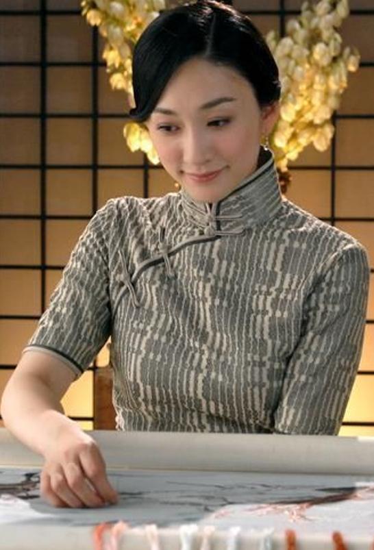 刘嘉玲关晓彤同框,穿旗袍大秀窈窕好身材