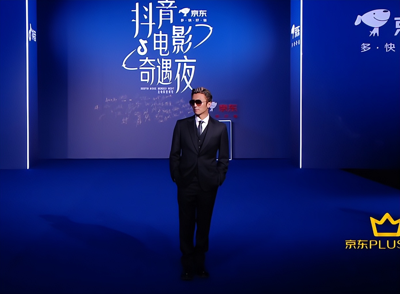 上海这一夜，内娱来了一大半，吴京谢霆锋拿大奖，冯小刚忙着交际