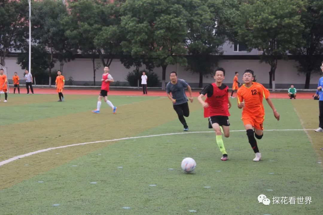 原平一中在原平市足球联赛中包揽高中组、初中组三个冠军