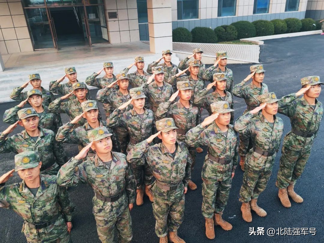 敬礼鲜艳的五星红旗,鲜艳五星红旗下敬礼视频