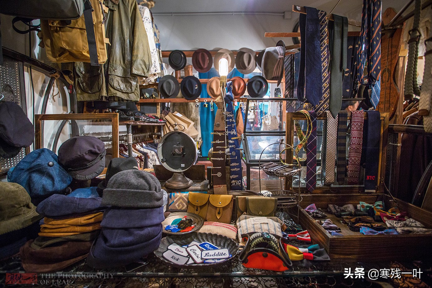 在香港，用上百年旧布料做的衣服，像垃圾堆捡的却卖着3000元高价