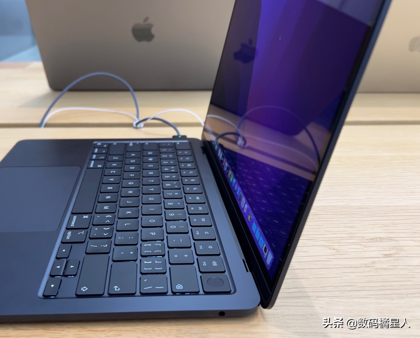 体验到M2MacBookAir真机：轻薄本苹果已经通关了，对手还在新手村