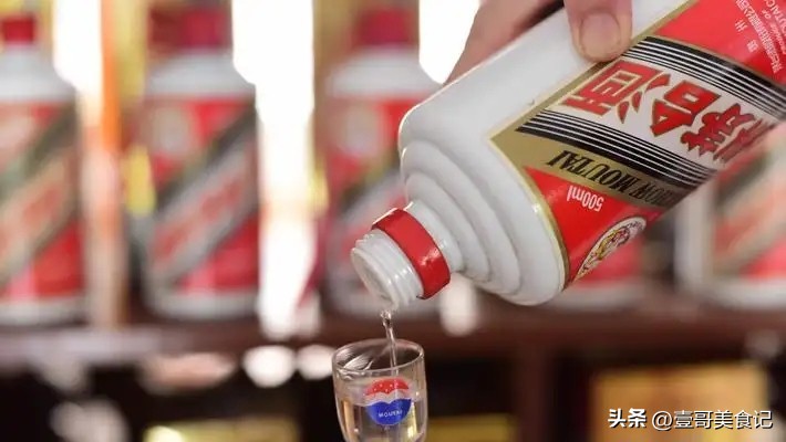 伏特加是世界三大蒸馏酒之一吗,伏特加酒精相当于中国酒多少度