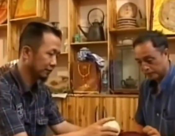 小伙捡到一块长满“金子”的石头,男子散步捡到会发光的石头给20万