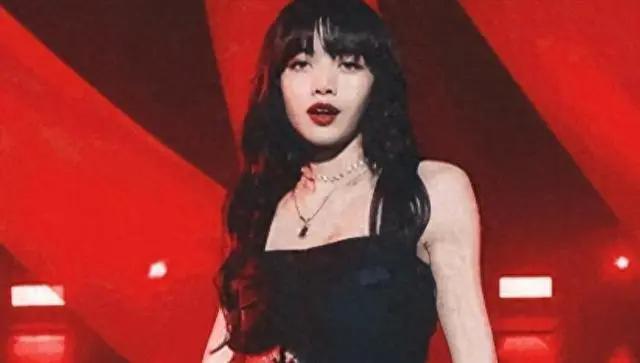 Lisa操作再引热议！晒大尺度照片、妆容变回泰妹，粉丝心疼其