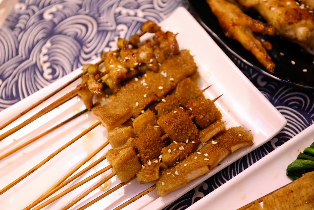 开一家特色烧烤店需要多少钱成本,开一家小的烧烤店需要多少钱